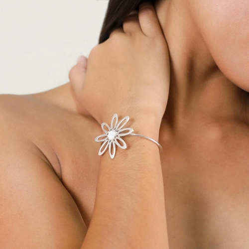 Браслет ORI TAO, Bloom, кафф, цветок с перламутром, OT25.2-13-69387 серебристый фото 3