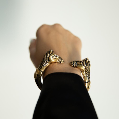 Браслет Polina Firenze, кафф, лошадь с кристаллами и эмалью, PF25.2-BR4321 золотистый фото 9