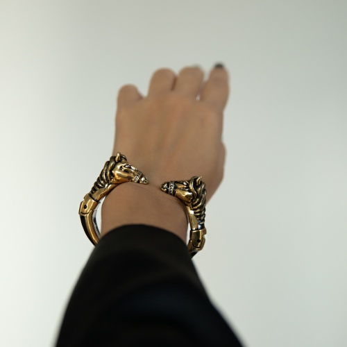 Браслет Polina Firenze, кафф, лошадь с кристаллами и эмалью, PF25.2-BR4321 золотистый фото 2