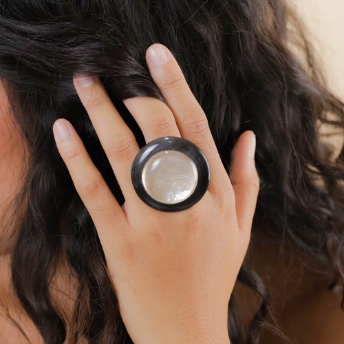 Кольцо Nature Bijoux, Saint Honore, с рогом и ракушкой Capiz в смоле, NB26.1-19-25945 черный фото 3