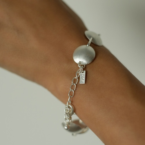 Браслет Dansk Copenhagen, Alaya, со вставками в форме диска, DNSK25.1-7C2501008 серебристый фото 3