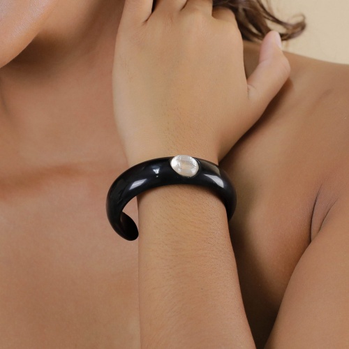 Браслет Nature Bijoux, Saint Honore, кафф из рога, с ракушкой Capiz в смоле, NB26.1-13-44436 черный фото 3