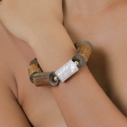 Браслет Nature Bijoux, Okawa, стрейч, с деревом роблес и перламутром, NB26.1-13-44480 коричневый фото 3