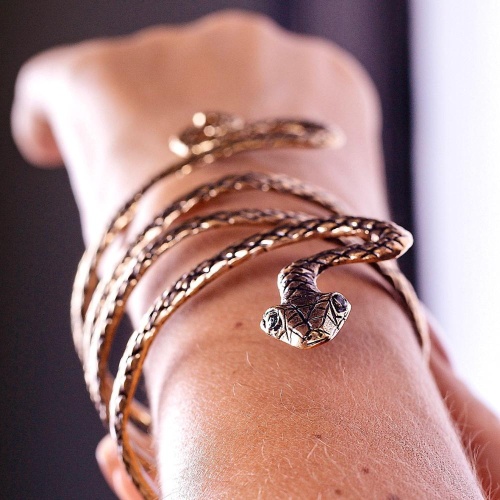 Браслет Alcozer&J, кафф, в форме змеи с изумрудом, AL2411-BSERPENTE108 золотистый фото 2