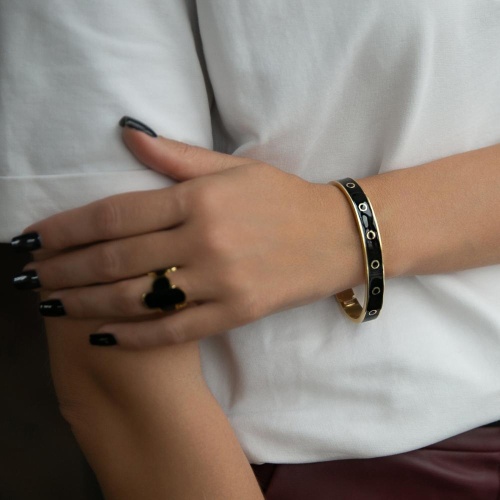 Браслет Francesca Bianchi, кафф, с эмалью, FB25.2-46A черный, 6см фото 2