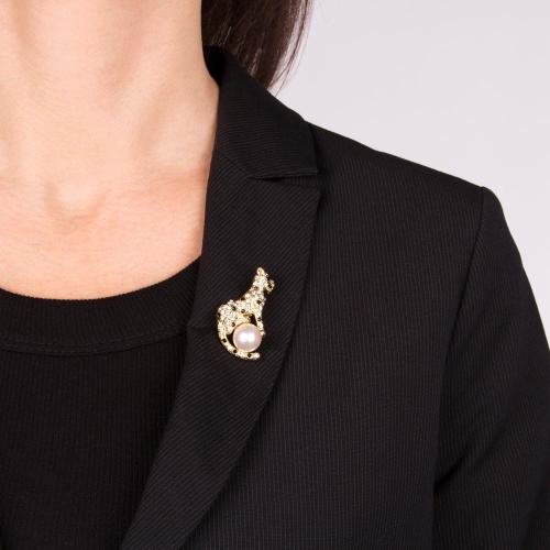 Брошь Moon Paris, Nord, гепард с кристаллами и жемчужиной, MoS-21.10-020 золотистый фото 4