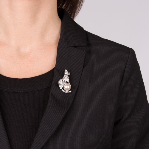 Брошь Moon Paris, Nord, гепард с кристаллами и жемчужиной, MoS-21.10-020 серебристый фото 4