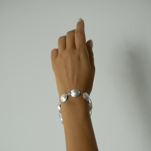 Браслет Dansk Copenhagen, Alaya, со вставками в форме диска, DNSK25.1-7C2501008 серебристый фото 2